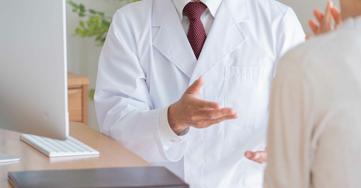 Donna parla con medico