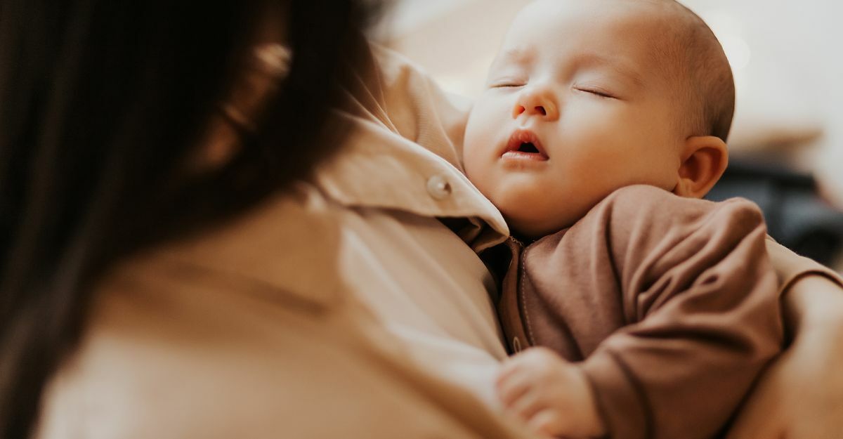 neonato che dorme in braccio a una persona