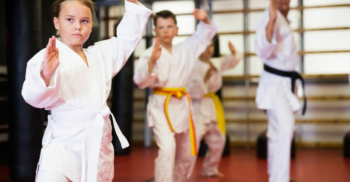 bambini che fanno karate