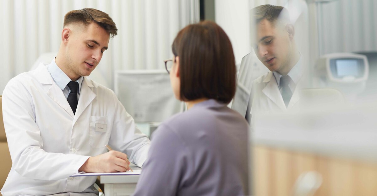 Donna parla con medico