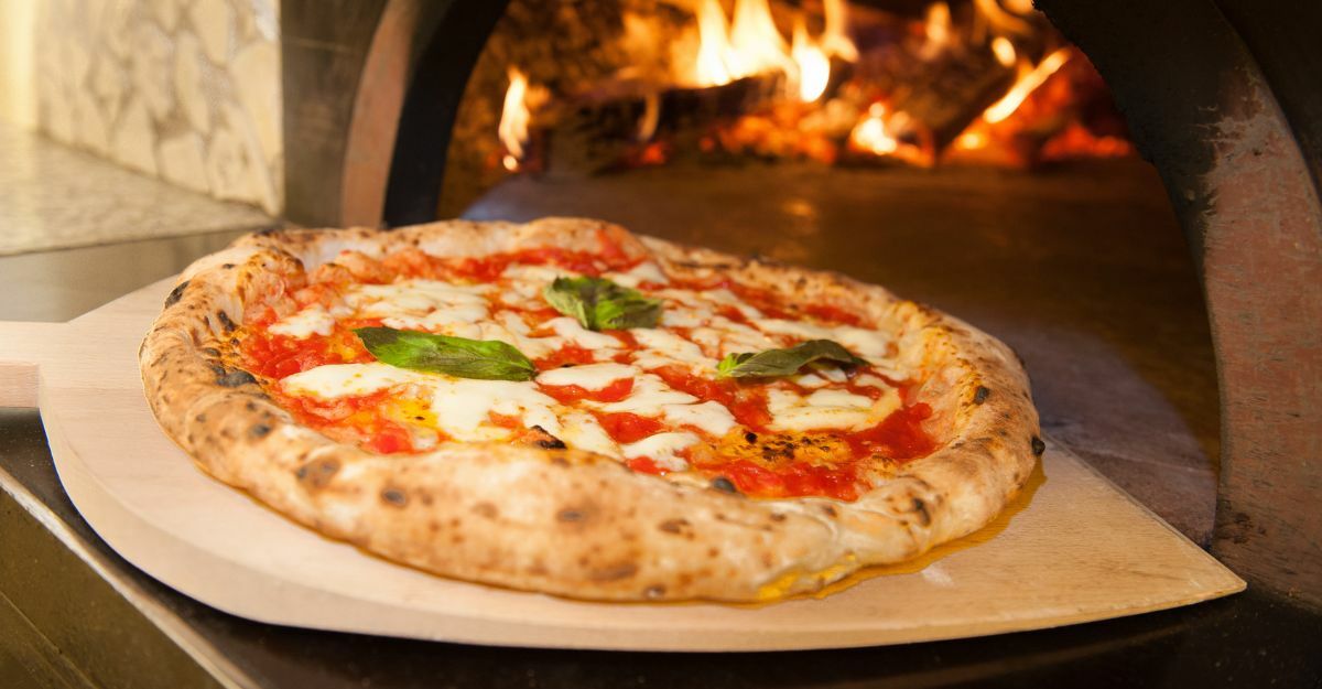 Mangiare pizza alla sera: è vero che fa ingrassare?