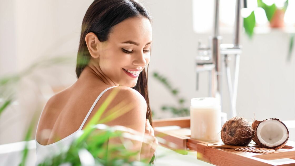 ragazza usa olio di cocco per capelli