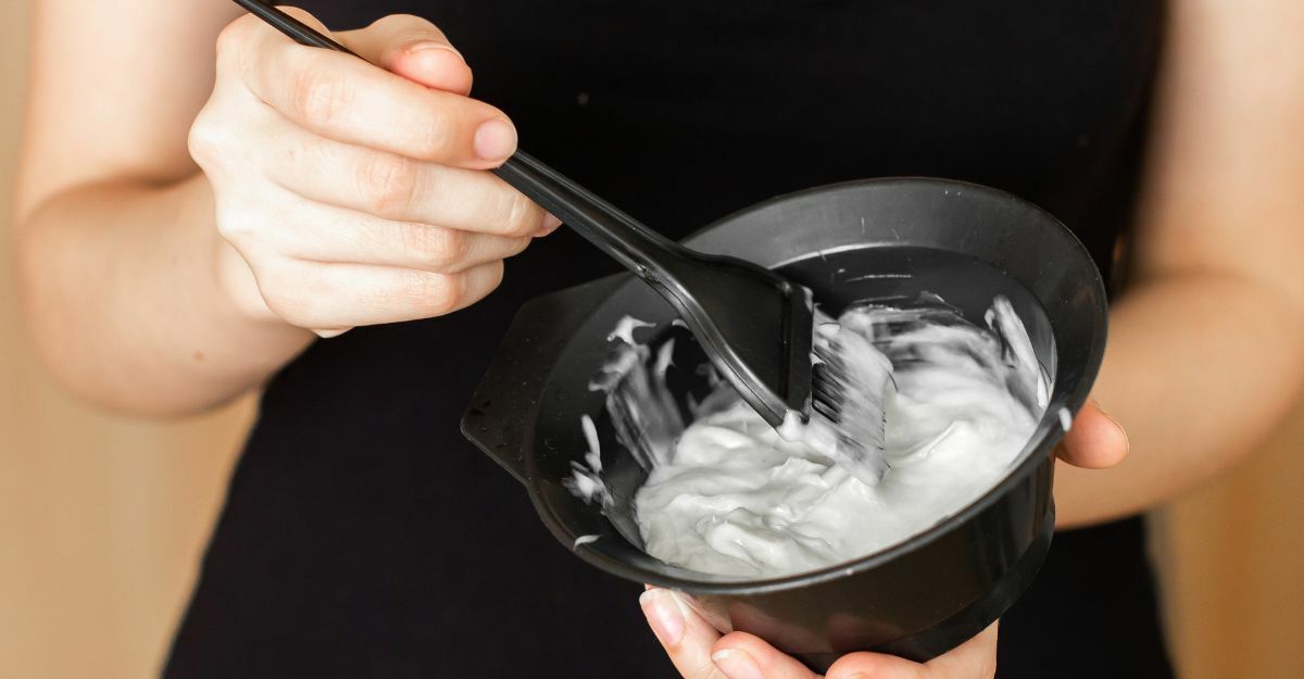donna schiarisce i capelli in casa