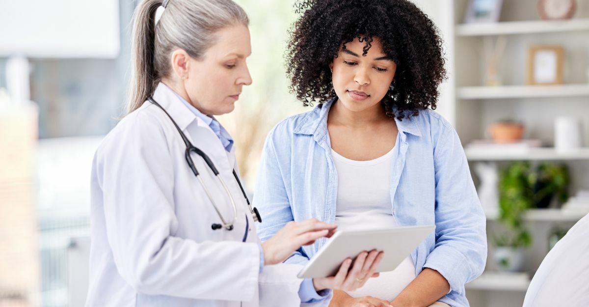 donna incinta parla con dottoressa