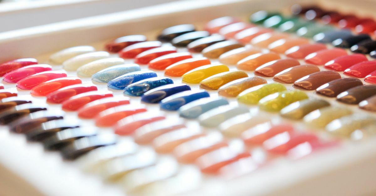 scopri come applicare le unghie finta con la colla