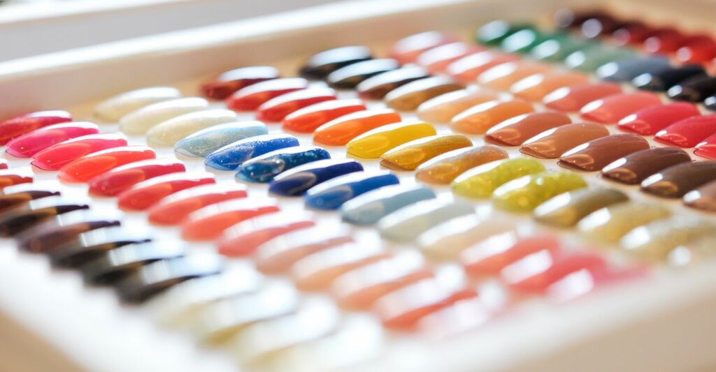 scopri come applicare le unghie finta con la colla