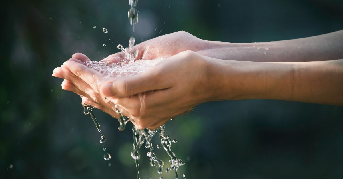 mani e acqua che scorre