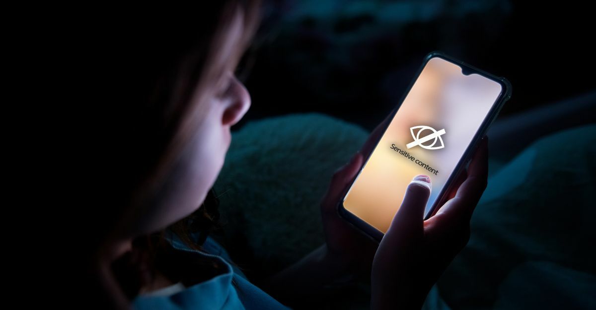 bambina guarda contenuti sensibili sul web