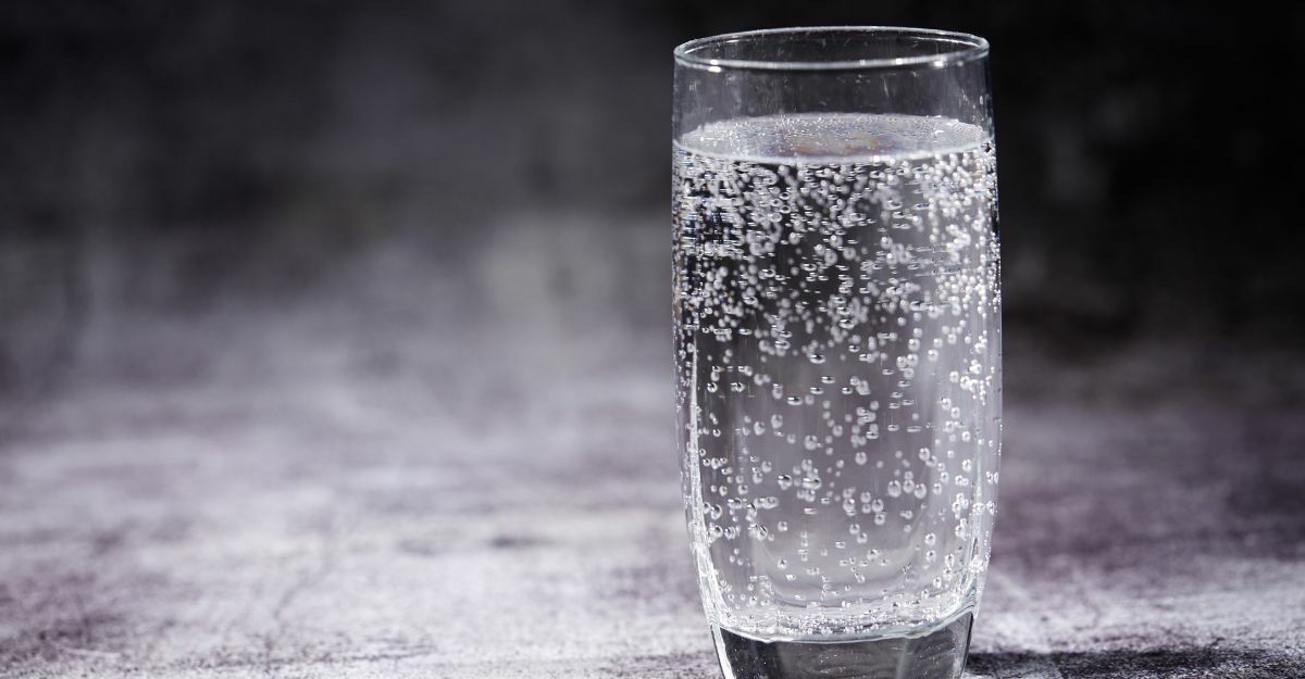 scopri se l'acqua frizzante fa ingrassare