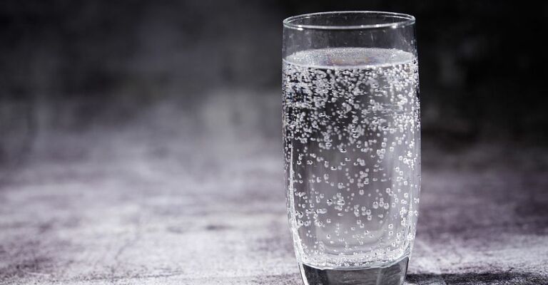 scopri se l'acqua frizzante fa ingrassare