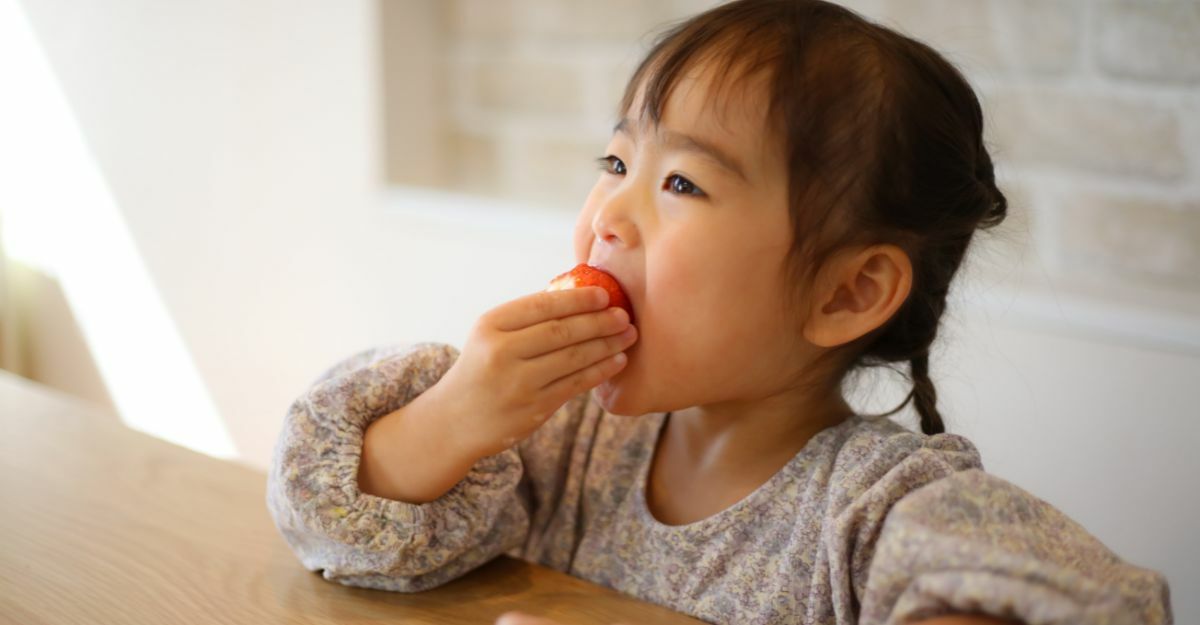 bambina mangia fragola