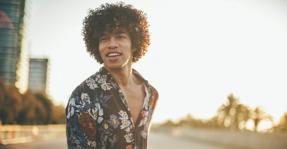 scopri come acconciare i capelli ricci da uomo
