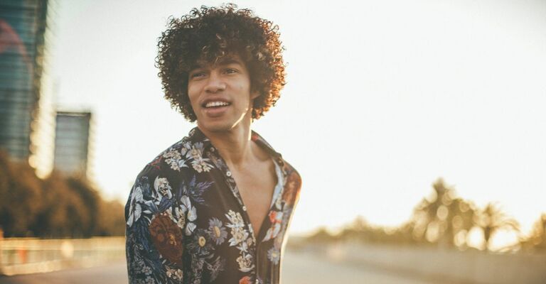 scopri come acconciare i capelli ricci da uomo