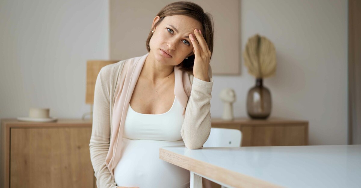 Donna incinta preoccupata