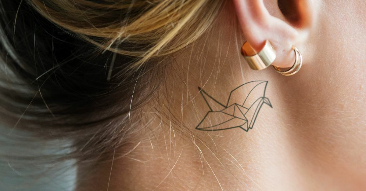 scopri 15 idee per fare un tatuaggio dietro l'orecchio