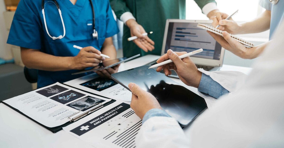 Squadra di medici al lavoro