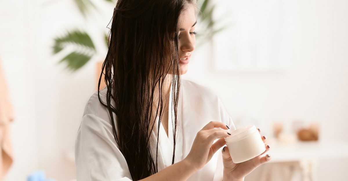 ragazza applica maschera sui capelli