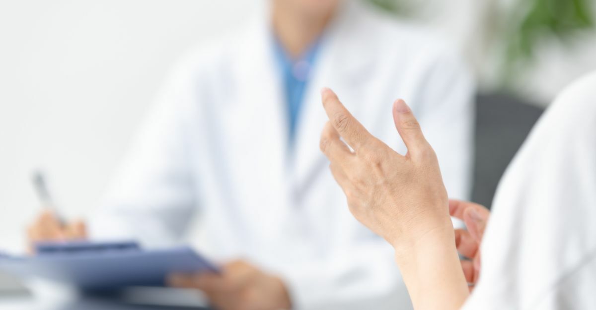 persona parla con dottore