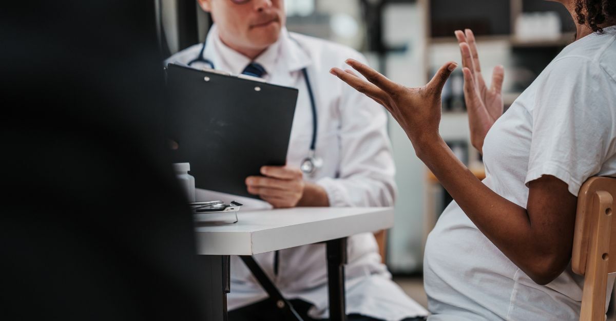 donna incinta parla con dottore