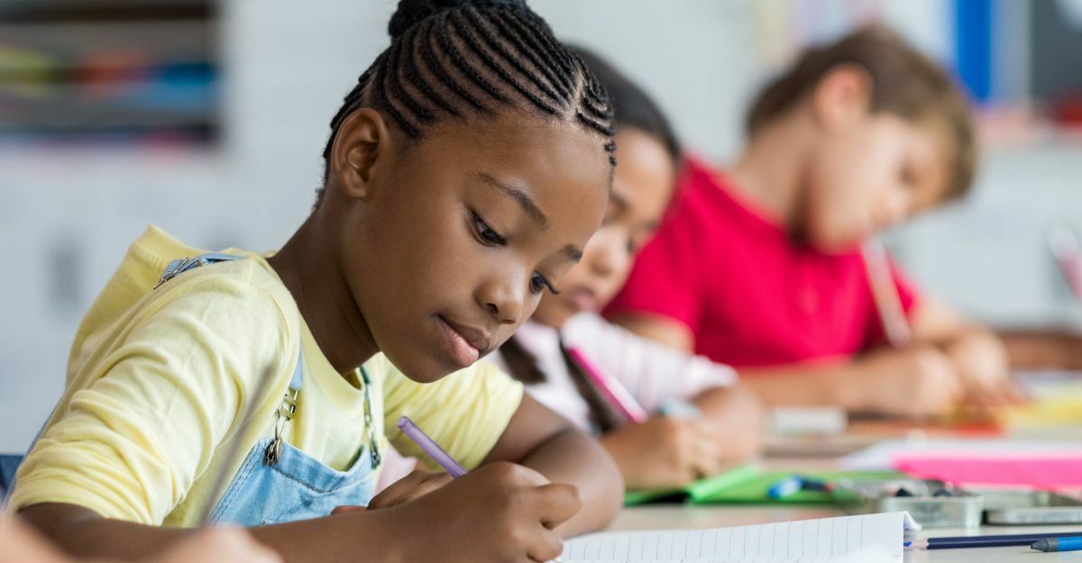 bambina in primo piano che scrive