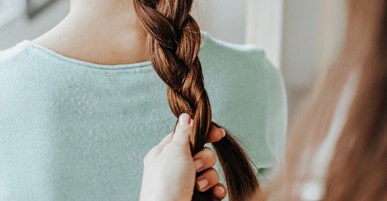 scopri tutte le acconciature con le trecce per capelli medi o lunghi