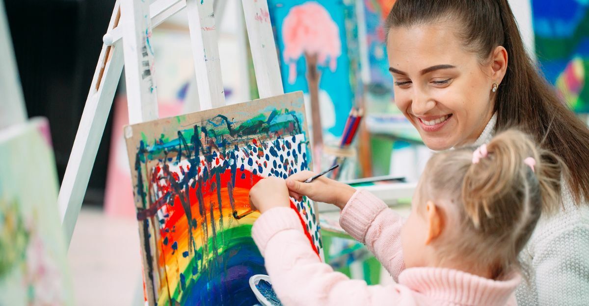 una donna dipinge con una bambina