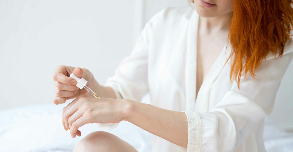 Donna utilizza olio di Argan