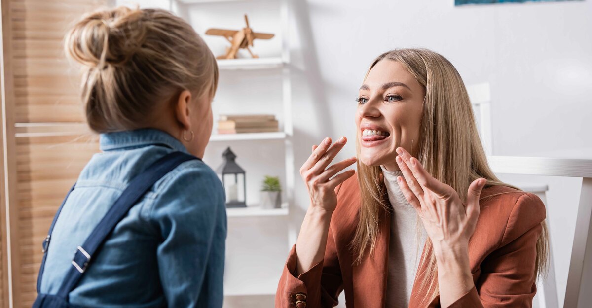 Bambina con logopedista