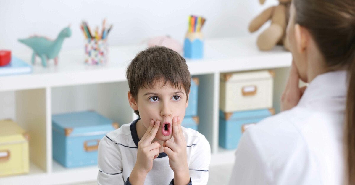 Logopedista con bambino