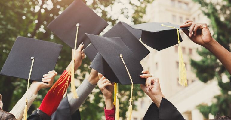 scopri gli auguri più belli per la laurea con frasi speciali