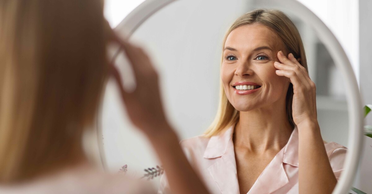 Donna si guarda allo specchio