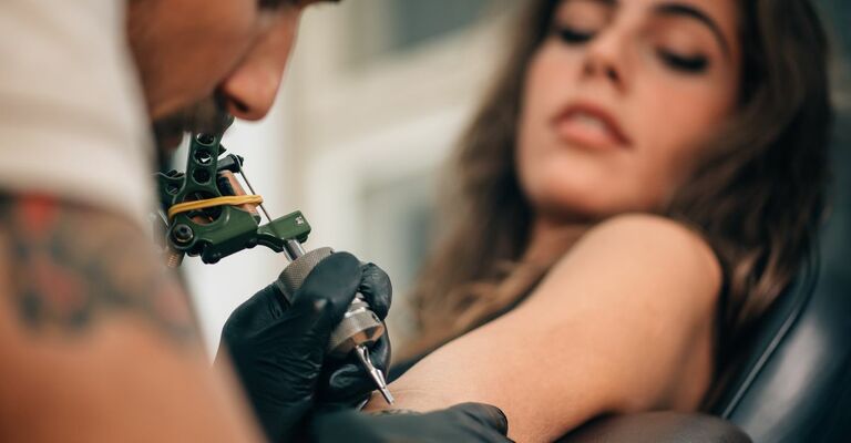 scopri quanto fa male fare un tatuaggio