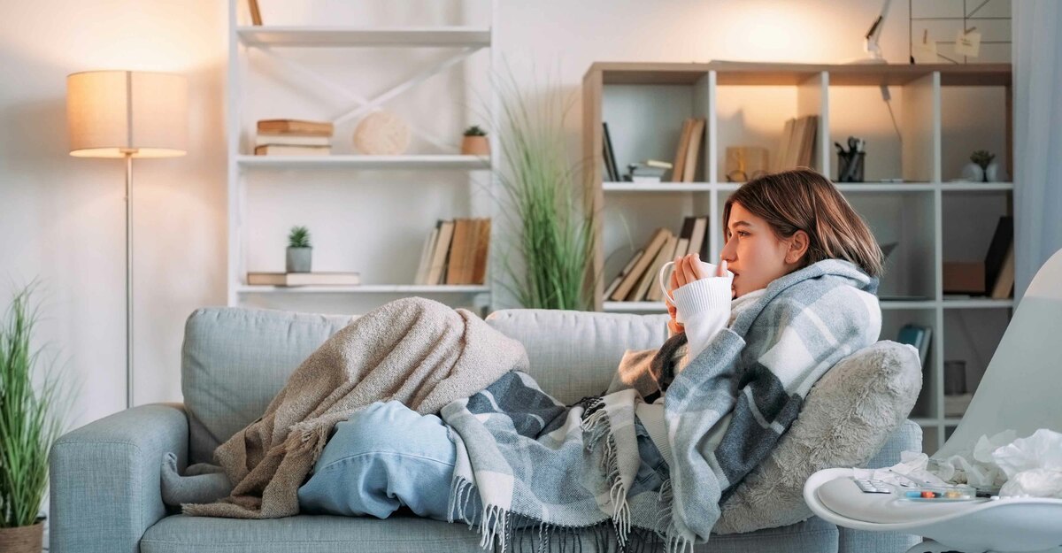 Donna sul divano con influenza