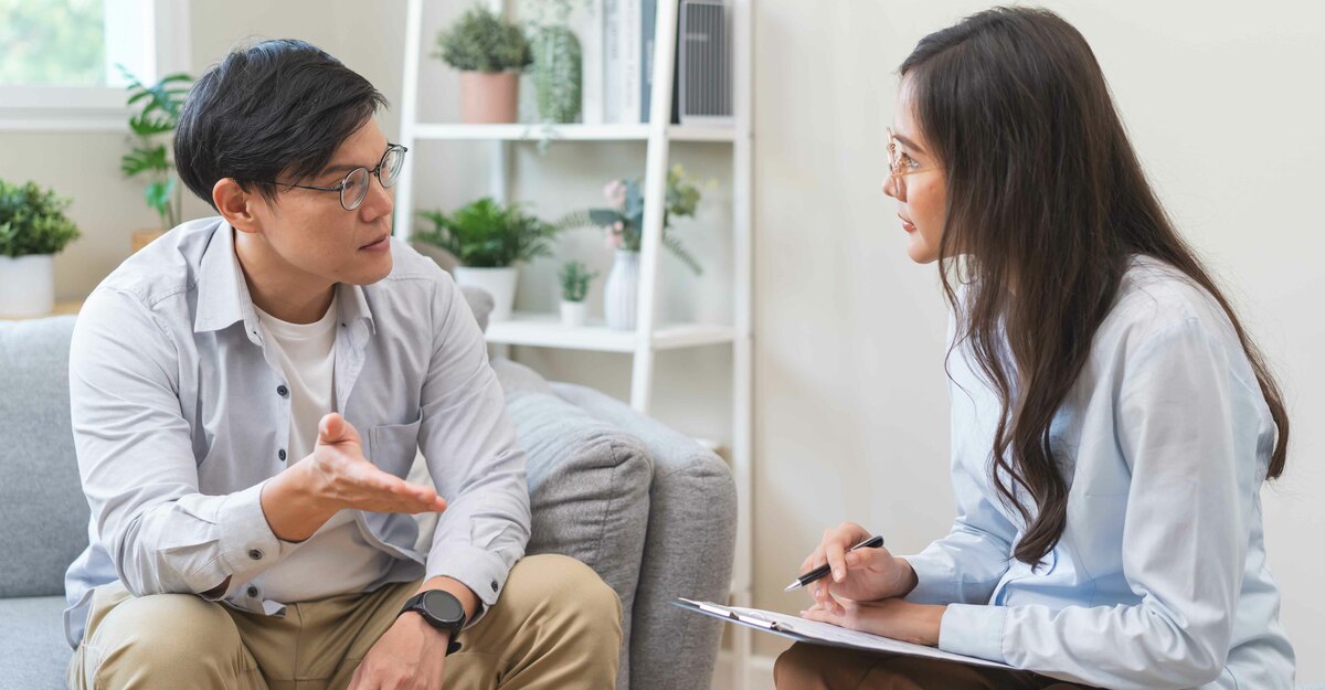 Uomo parla con psicologa