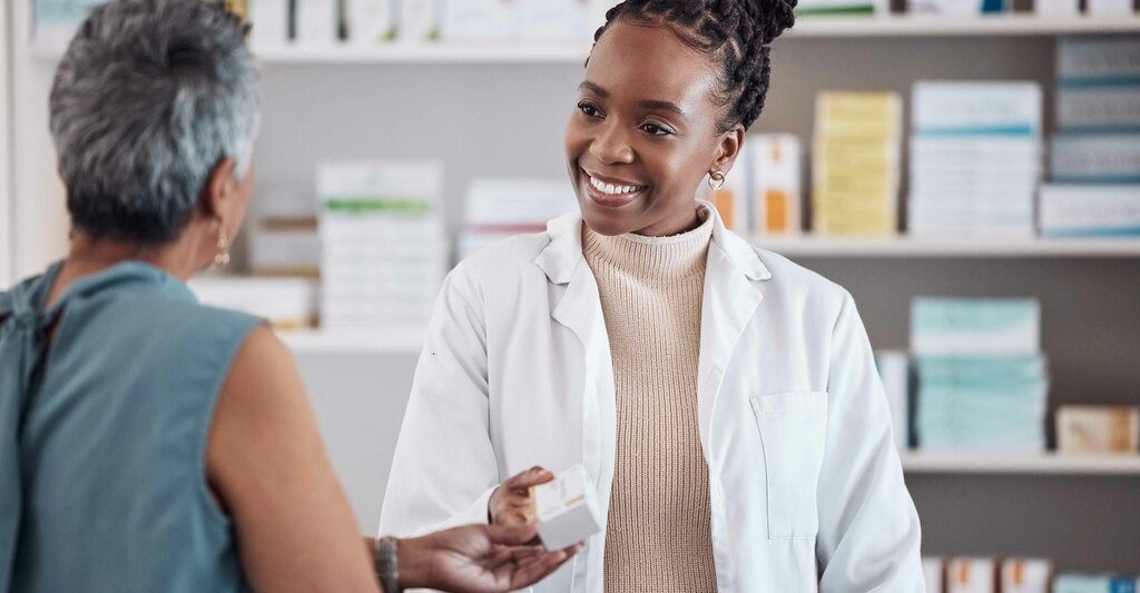 Donna ritira medicina in farmacia