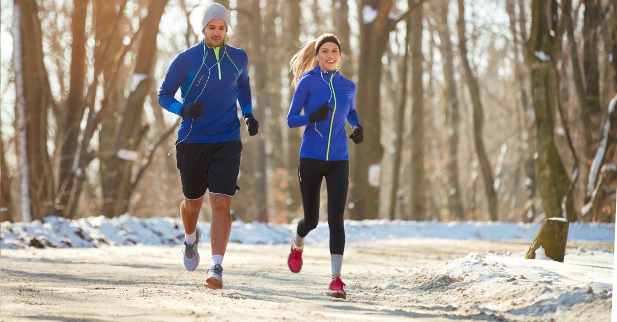 uomo e donna che corrono nel parco in inverno