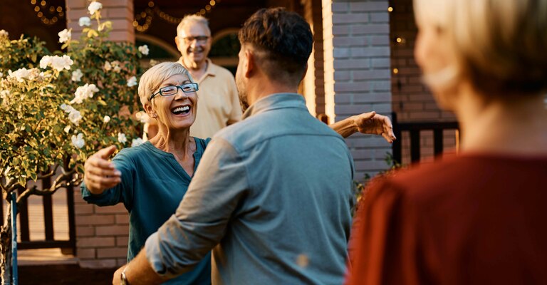 Uomo abbraccia la madre davanti alla compagna