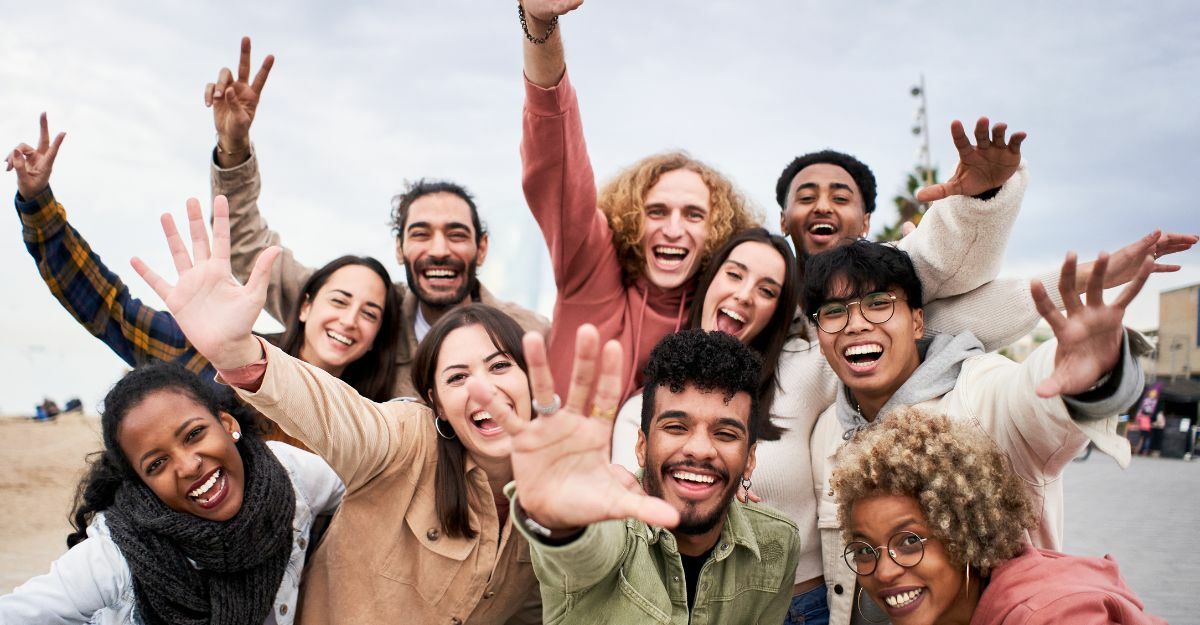 un gruppo di persone che sorride