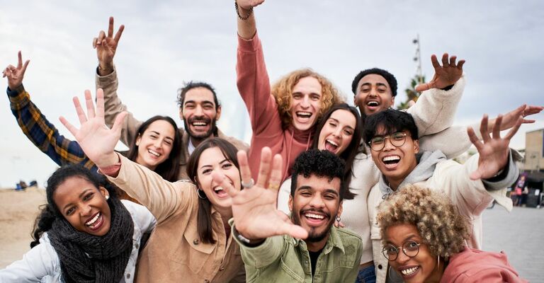 un gruppo di persone che sorride