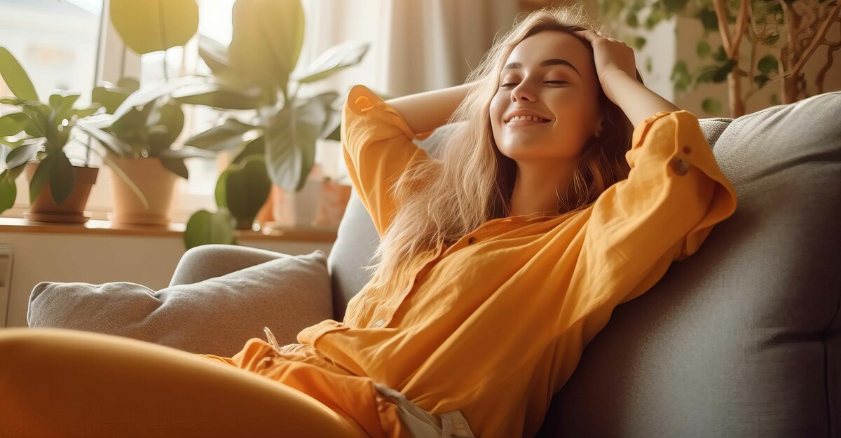 Donna si rilassa all'interno di casa sua