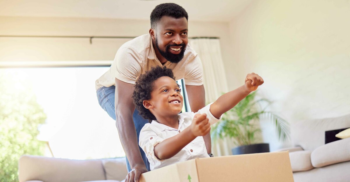 Padre e figlio giocano in salotto