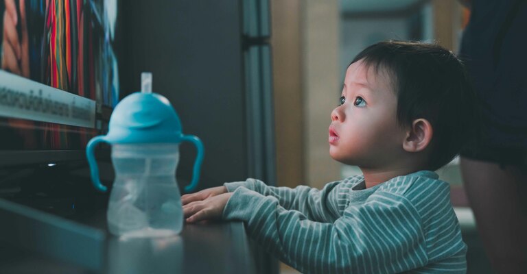 Neonato davanti alla televisione