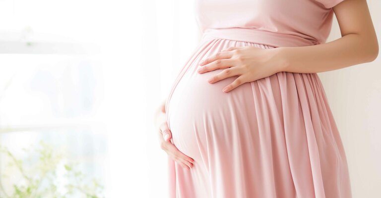 Donna incinta con ampio vestito