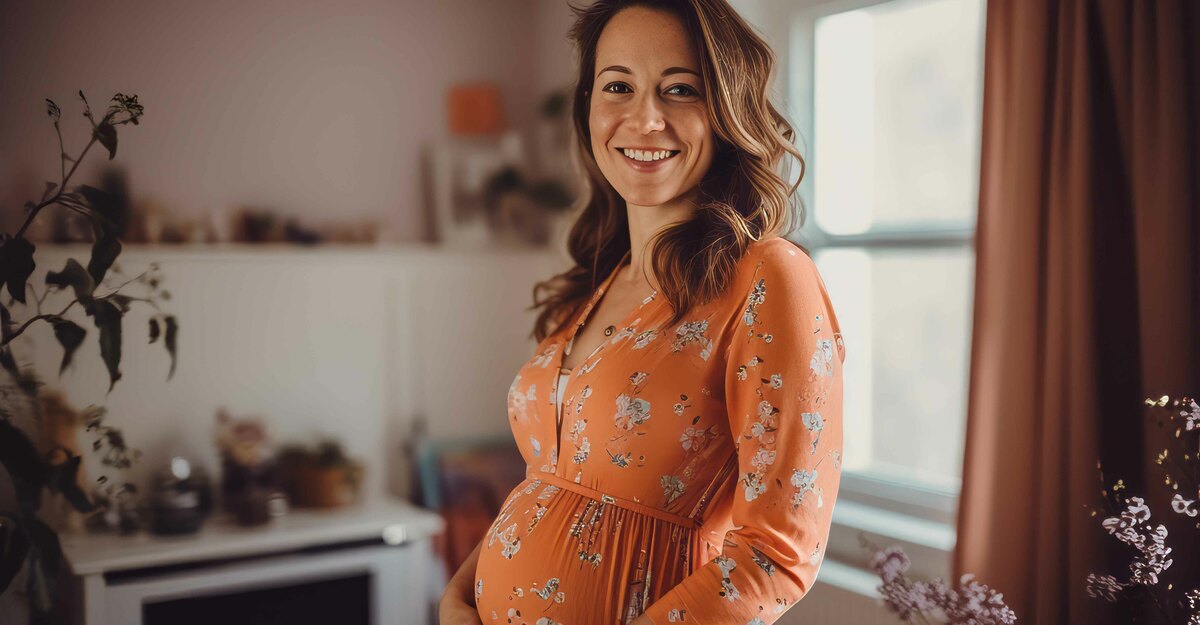 Donna incinta con ampio vestito