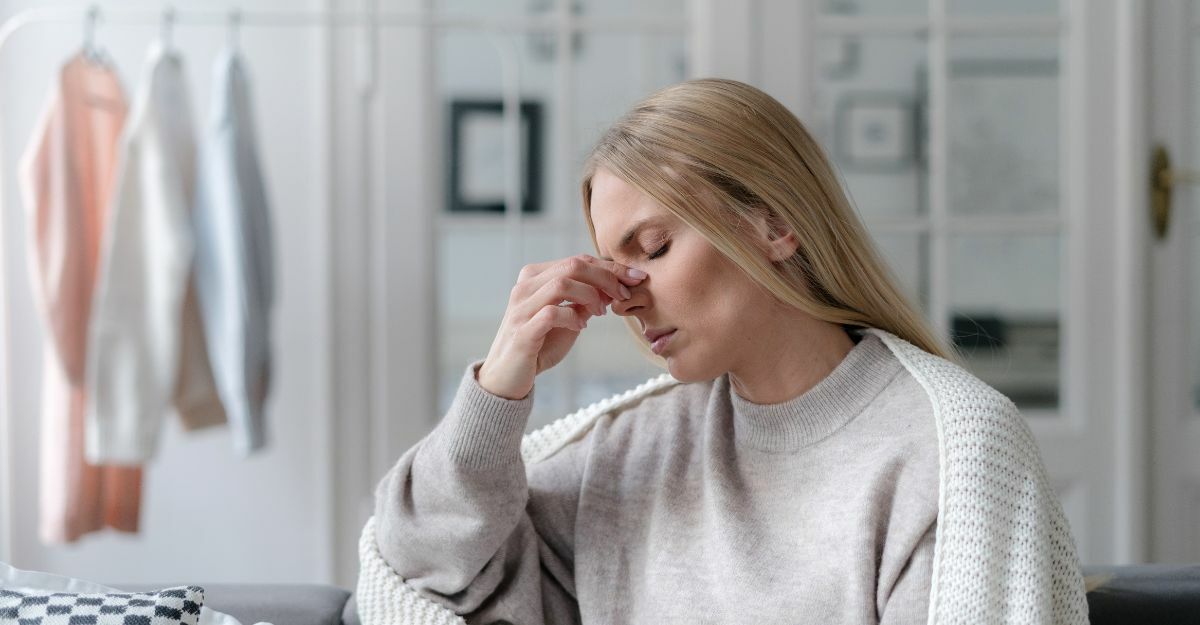infezioni nel naso donna si tocca il naso dolente