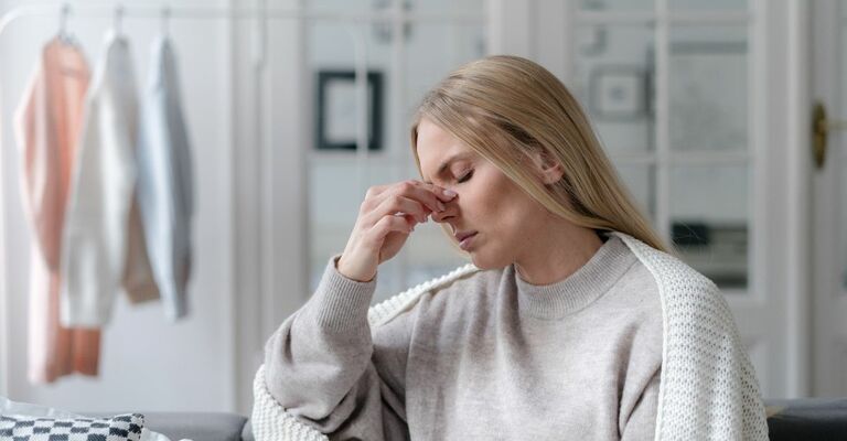infezioni nel naso donna si tocca il naso dolente