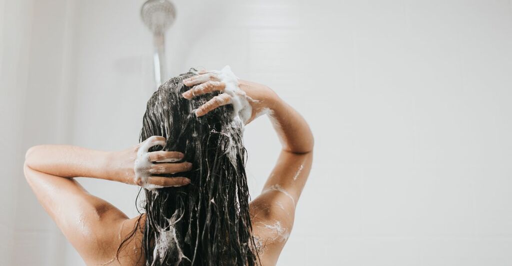 donna-che-si-lava-i-capelli