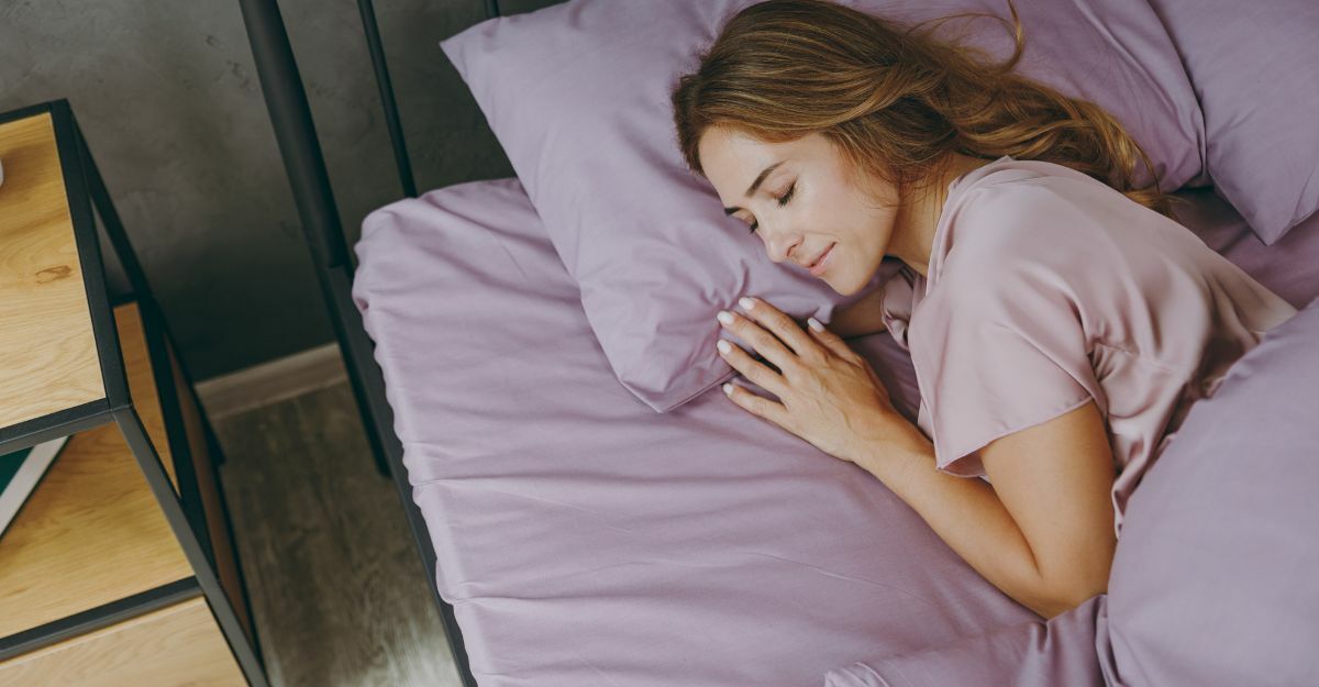 donna che dorme nel letto