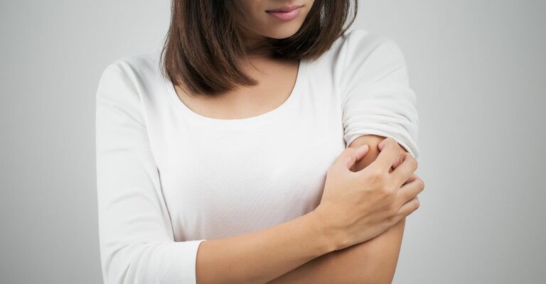 donna-che-si-gratta-il-braccio
