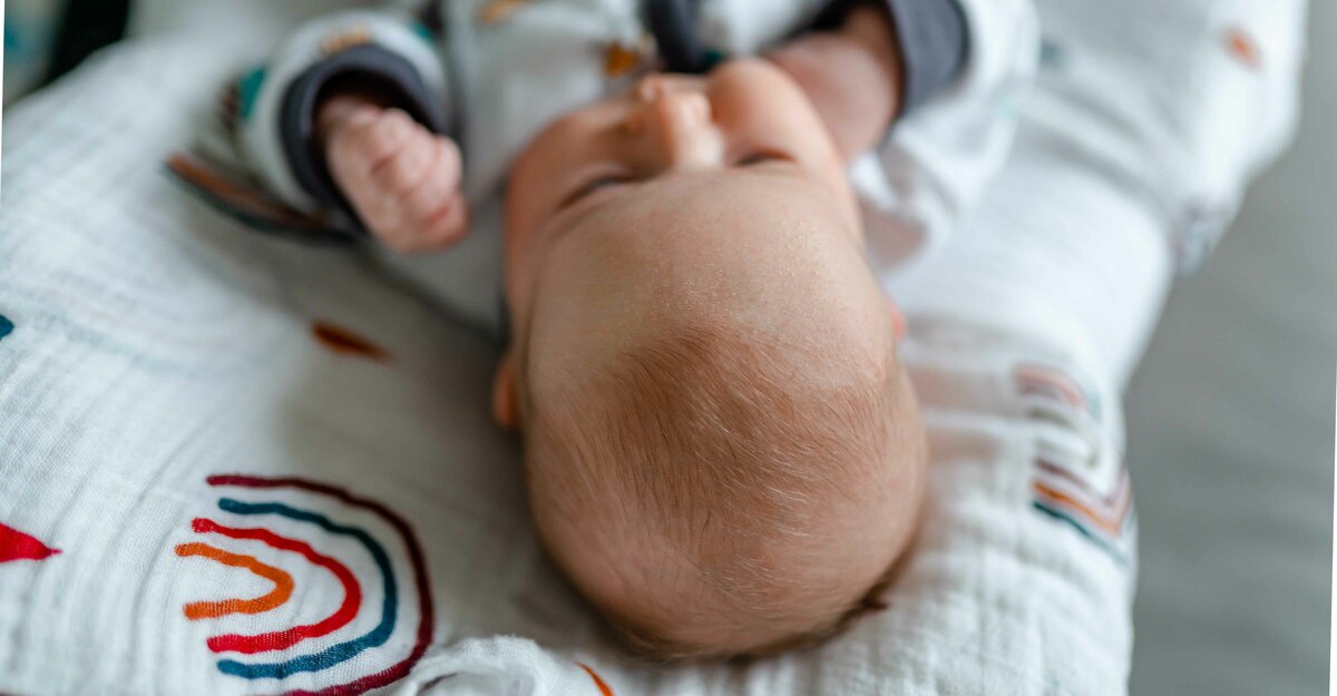 Foto dei capelli di un neonato sdraiato su un lettino